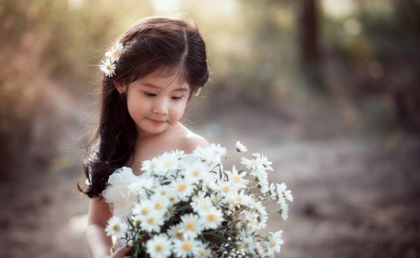 be gai 4 tuoi chup anh voi cuc hoa mi gay sot vi qua giong luu diec phi hinh anh 5