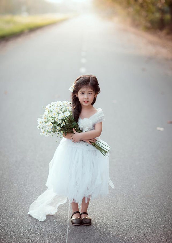 be gai 4 tuoi chup anh voi cuc hoa mi gay sot vi qua giong luu diec phi hinh anh 7