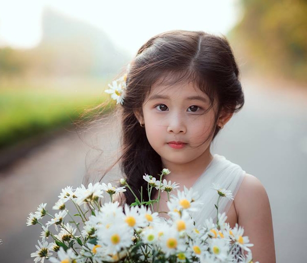 be gai 4 tuoi chup anh voi cuc hoa mi gay sot vi qua giong luu diec phi hinh anh 9