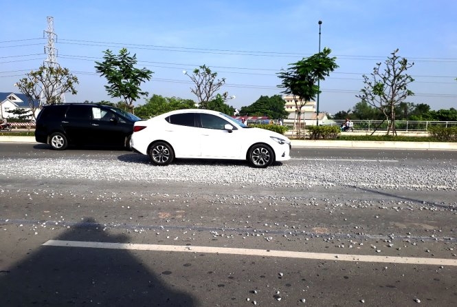 Clip CSGT hì hục dọn đá trên đường do xe ben làm rơi 