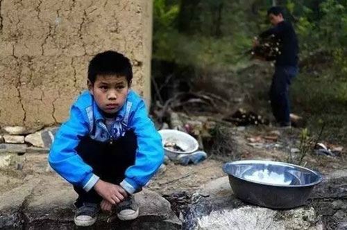 hai-anh-em-mo-coi-rau-chao-nuoi-nhau-qua-ngay-1