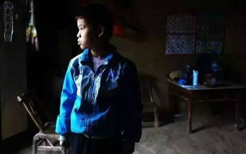 hai-anh-em-mo-coi-rau-chao-nuoi-nhau-qua-ngay-2