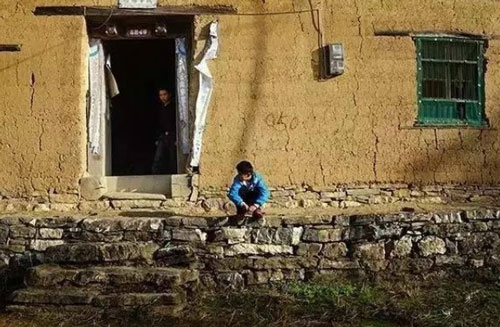 hai-anh-em-mo-coi-rau-chao-nuoi-nhau-qua-ngay-3