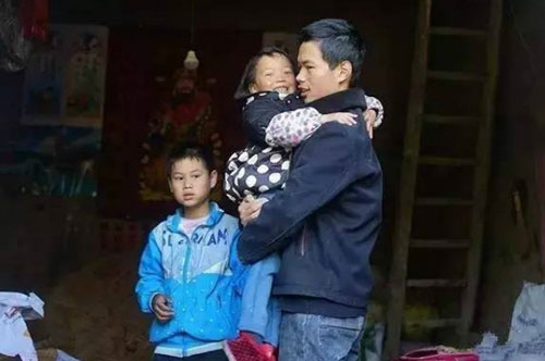 hai-anh-em-mo-coi-rau-chao-nuoi-nhau-qua-ngay-5