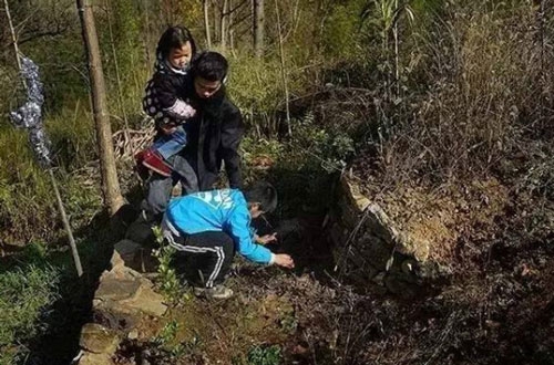 hai-anh-em-mo-coi-rau-chao-nuoi-nhau-qua-ngay-6