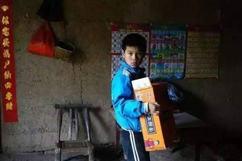 hai-anh-em-mo-coi-rau-chao-nuoi-nhau-qua-ngay-7