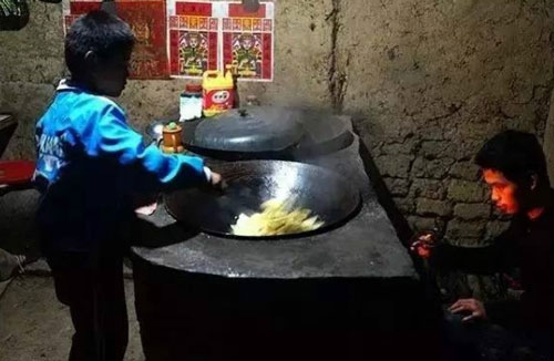 hai-anh-em-mo-coi-rau-chao-nuoi-nhau-qua-ngay-9