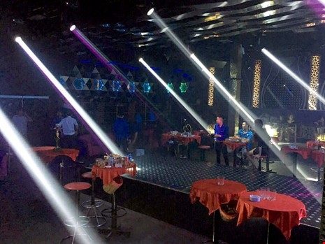 Nu tiep vien mac sexy phuc vu o quan bar hinh anh 1