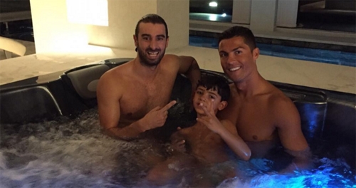 ronaldo-cam-nguoi-lam-cong-ban-tan-chuyen-doi-tu-1