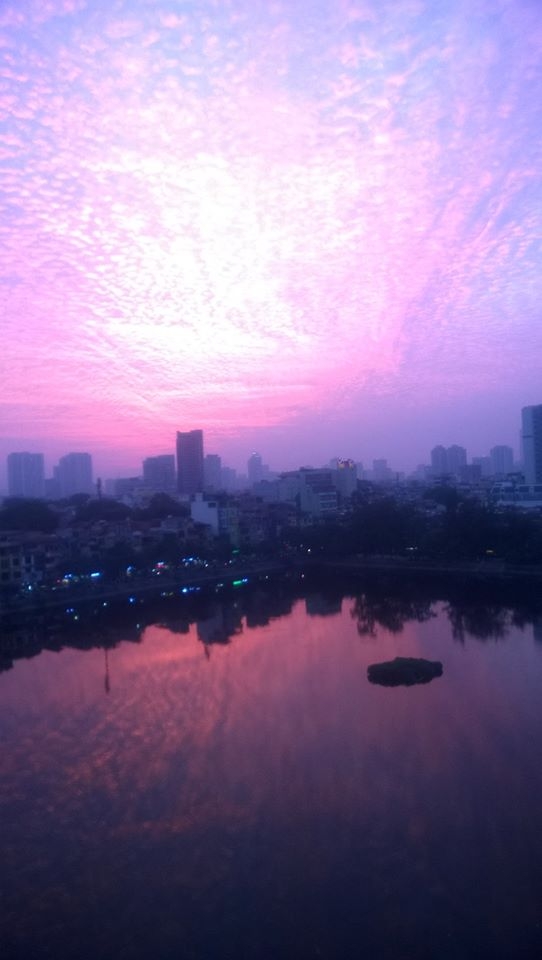 Xuất hiện những đám mây kỳ lạ trên bầu trời Hà Nội chiều qua - Ảnh 1.