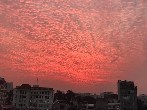 Xuất hiện những đám mây kỳ lạ trên bầu trời Hà Nội chiều qua - Ảnh 6.