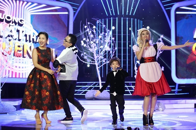 Hoai Linh rut tien tui tang thi sinh nhi 50 trieu dong hinh anh 3