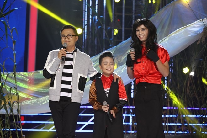 Hoài Linh rút tiền túi tặng thí sinh nhí 50 triệu đồng hình ảnh 12 Hoai Linh rut tien tui tang thi sinh nhi 50 trieu dong hinh anh 12