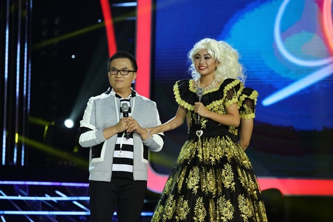 Hoài Linh rút tiền túi tặng thí sinh nhí 50 triệu đồng hình ảnh 14 Hoai Linh rut tien tui tang thi sinh nhi 50 trieu dong hinh anh 14