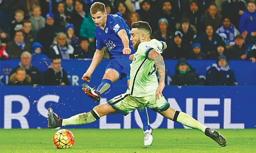 lawrenson-leicester-danh-bai-man-city-man-utd-hoa-tottenham