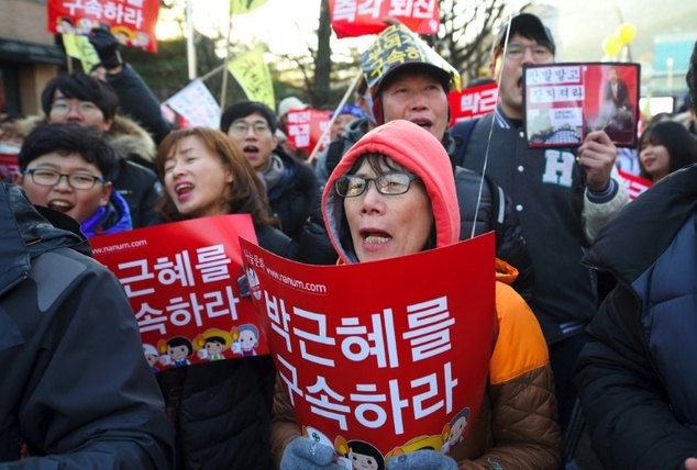 phan ung 'la' cua nguoi han quoc khi tong thong bi luan toi hinh anh 2