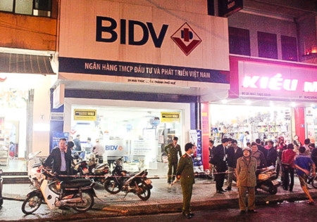 Thu hồi tờ rơi thưởng nóng 10 triệu truy tìm cướp ngân hàng ở Huế hình ảnh 1 thu hoi to roi thuong nong 10 trieu truy tim cuop ngan hang o hue hinh anh 1