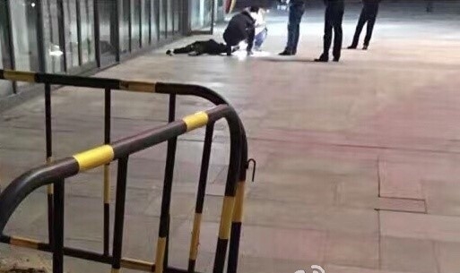 Vo nhay lau tu tu tu tang 28, chong chi cuu bo nhi nguoi mau hinh anh 1