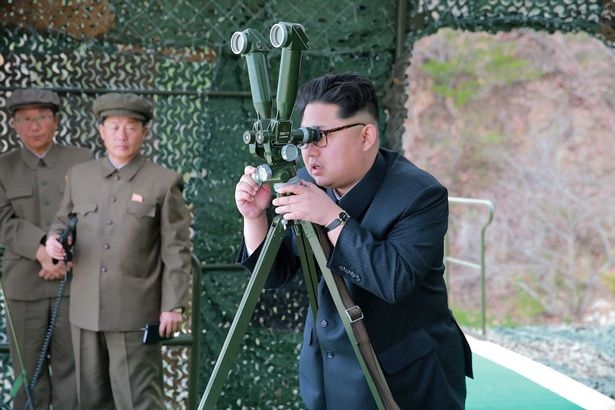  Nhà lãnh đạo Triều Tiên Kim Jong-un thị sát một cuộc tập trận. (Ảnh minh họa: Reuters) 