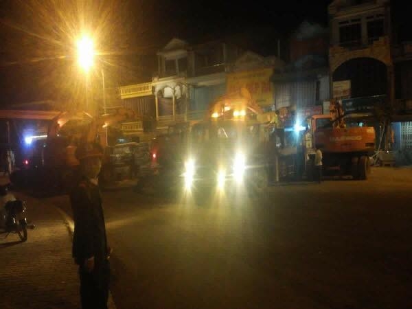  Đến rạng sáng ngày hôm sau mới cẩu được xe ra khỏi hiện trường. 