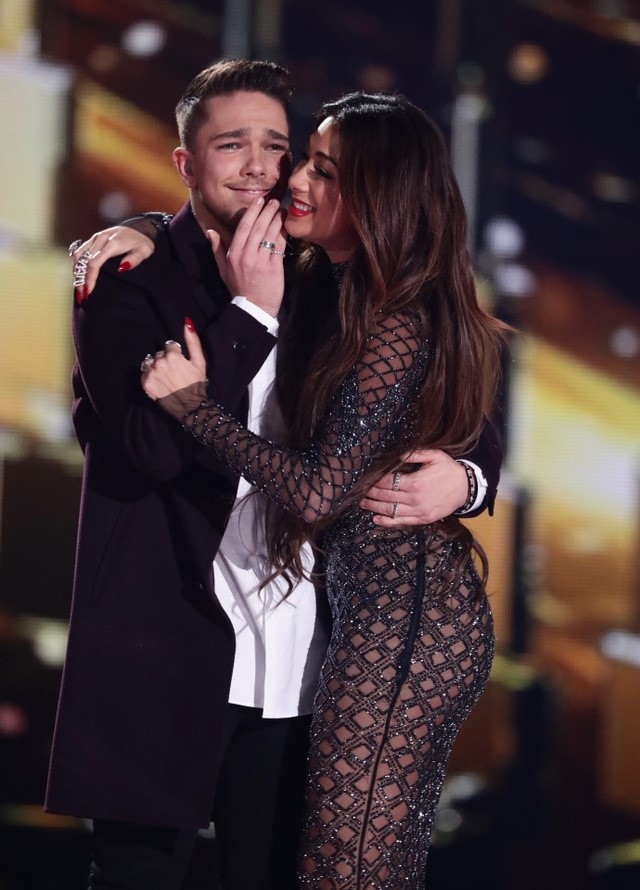 Anh boi ban bi nguoi yeu bo bat khoc khi dang quang X Factor hinh anh 2