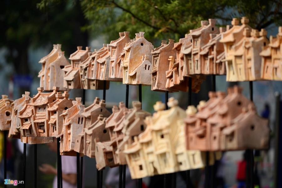 Ao toi, do gom nhieu mau sac tren pho di bo hinh anh 2