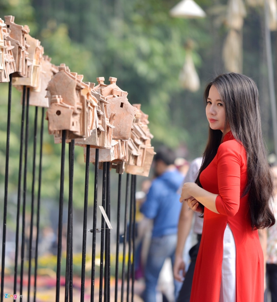 Ao toi, do gom nhieu mau sac tren pho di bo hinh anh 3