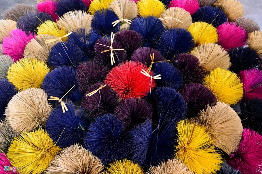 Ao toi, do gom nhieu mau sac tren pho di bo hinh anh 4