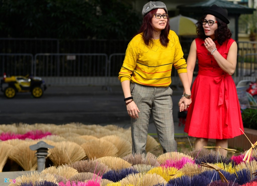 Ao toi, do gom nhieu mau sac tren pho di bo hinh anh 5