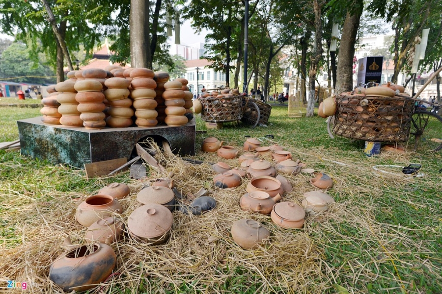 Ao toi, do gom nhieu mau sac tren pho di bo hinh anh 6