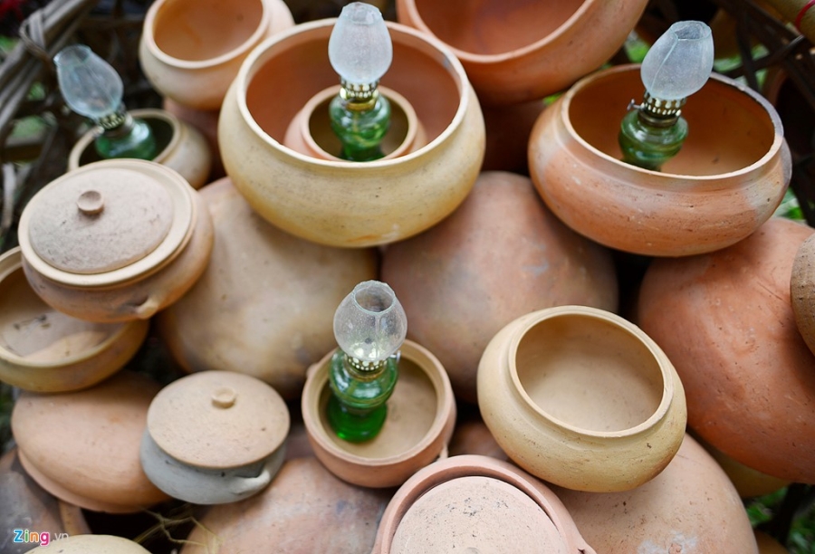 Ao toi, do gom nhieu mau sac tren pho di bo hinh anh 7