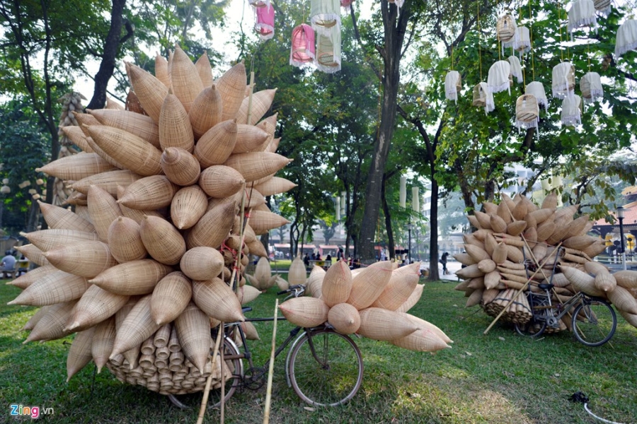 Ao toi, do gom nhieu mau sac tren pho di bo hinh anh 8