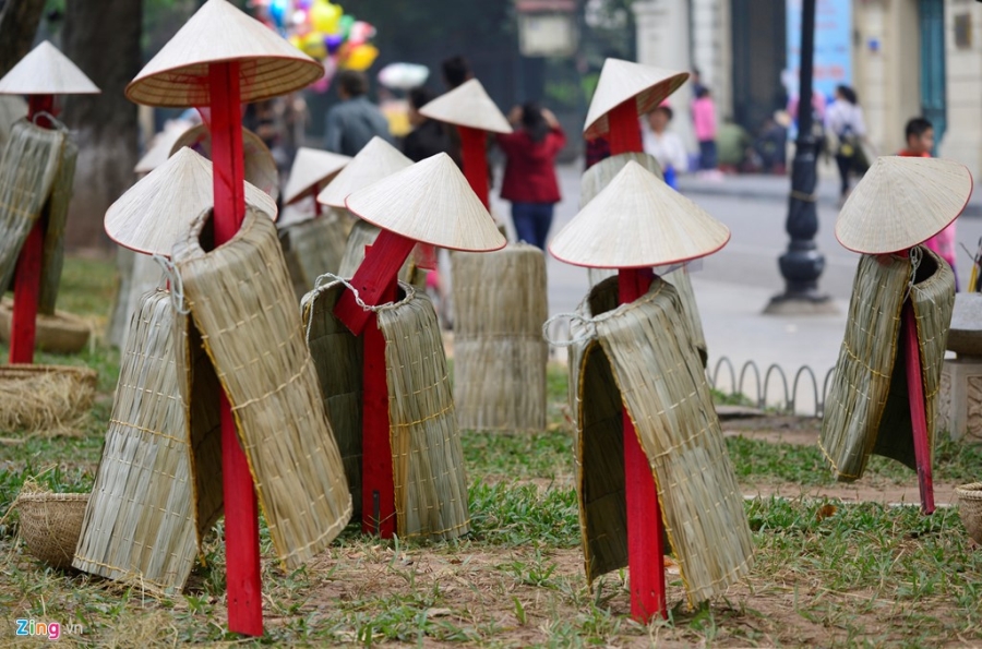 Ao toi, do gom nhieu mau sac tren pho di bo hinh anh 10