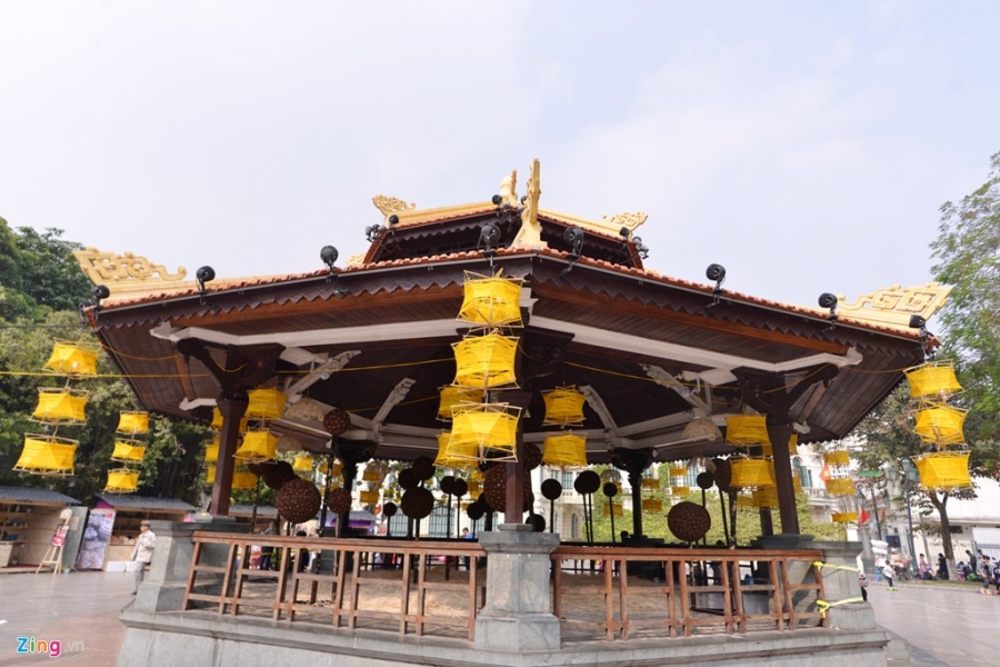 Ao toi, do gom nhieu mau sac tren pho di bo hinh anh 12