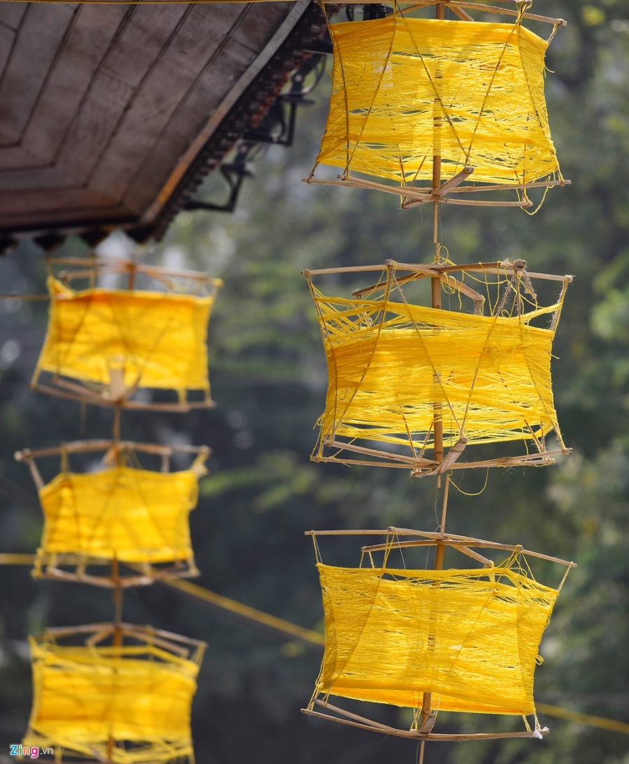 Ao toi, do gom nhieu mau sac tren pho di bo hinh anh 13