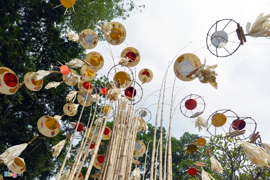 Ao toi, do gom nhieu mau sac tren pho di bo hinh anh 14