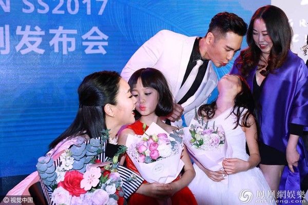 Chong tre kem 12 tuoi than thiet voi con rieng sao goc Viet hinh anh 2