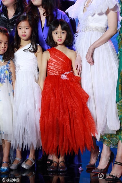 Chong tre kem 12 tuoi than thiet voi con rieng sao goc Viet hinh anh 7