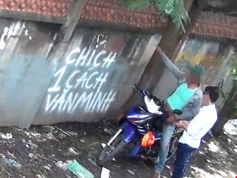 Vẽ chữ ‘chích 1 cách văn minh’ lên tường - ảnh 1