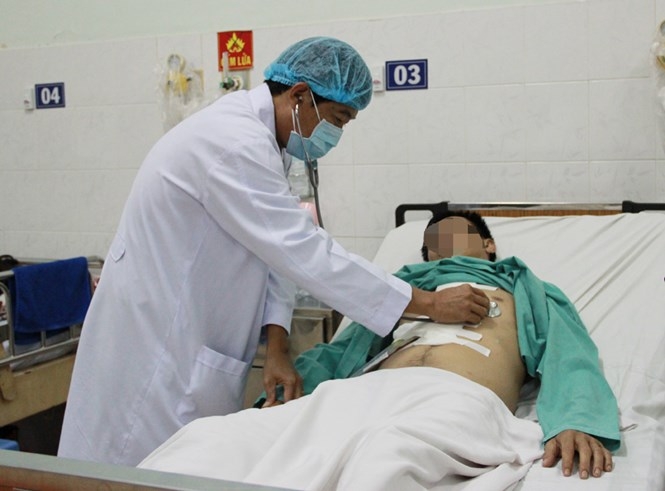 Bệnh nhân được bác sĩ thăm khám /// Nguyên Mi