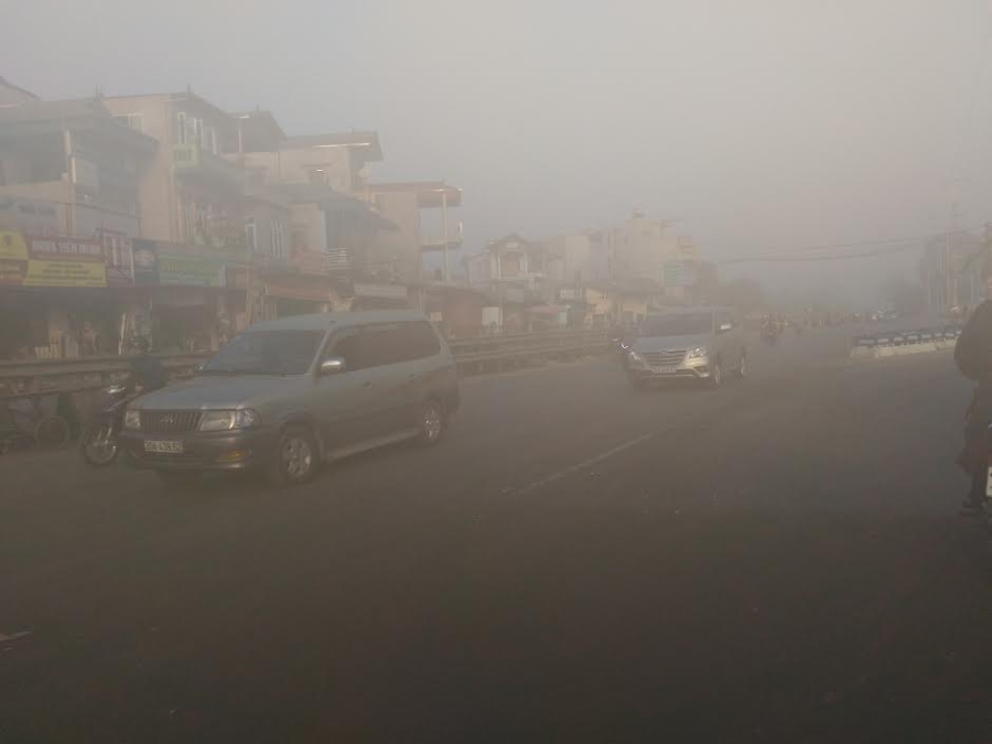 suong phu mu mit, phuong tien giao thong phai bat den buoi sang hinh anh 3
