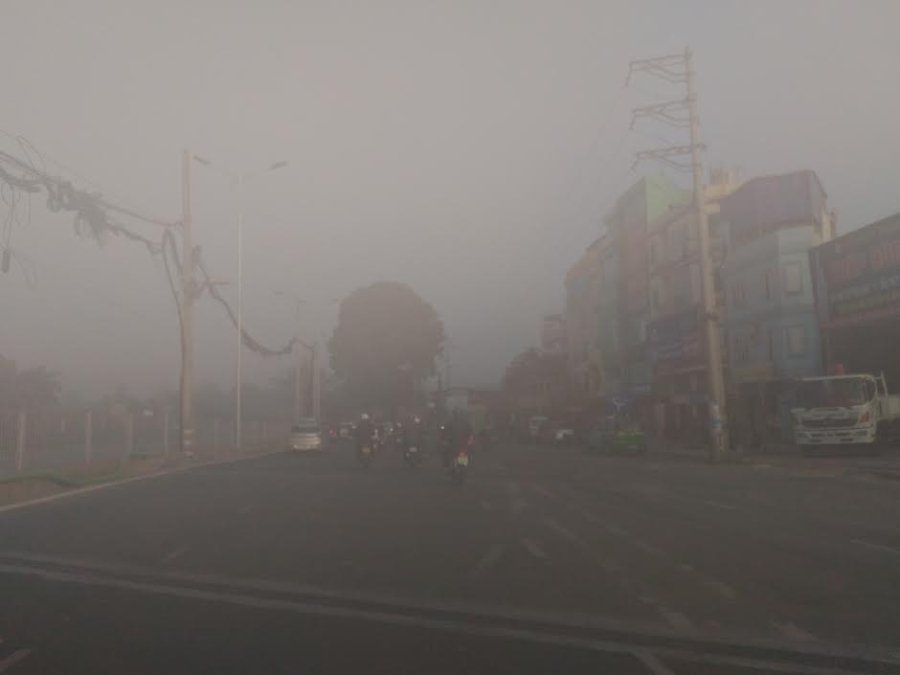 suong phu mu mit, phuong tien giao thong phai bat den buoi sang hinh anh 5