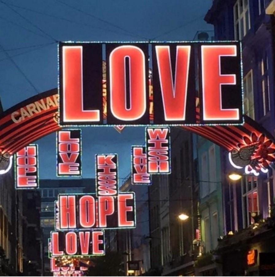 Khong khi Giang sinh da tran ngap tren duong pho Tay hinh anh 8