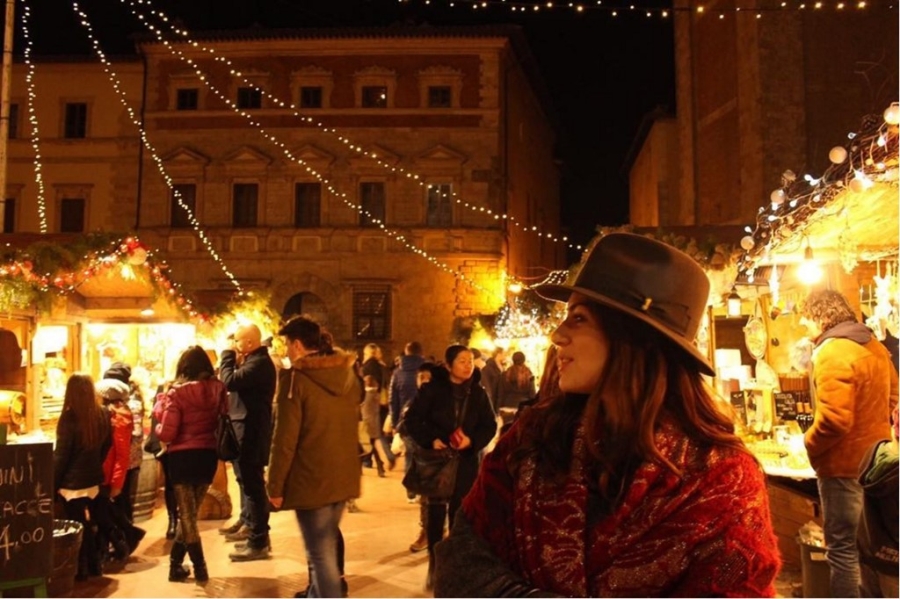 Khong khi Giang sinh da tran ngap tren duong pho Tay hinh anh 20