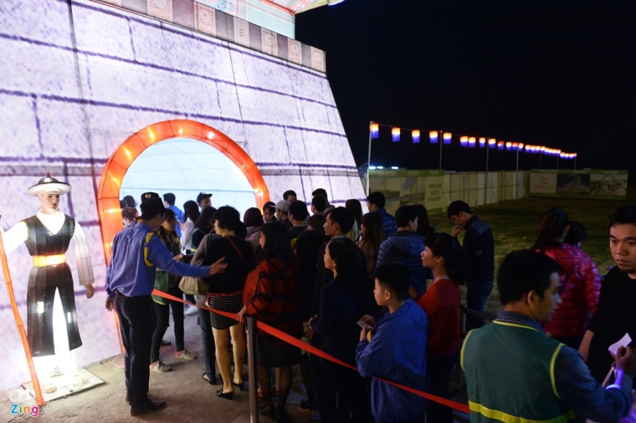 Nghin nguoi do ve khu vuon den long khong lo o Ha Noi hinh anh 4