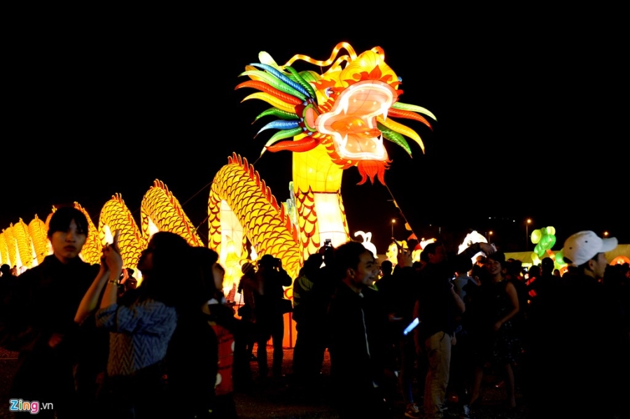 Nghin nguoi do ve khu vuon den long khong lo o Ha Noi hinh anh 7