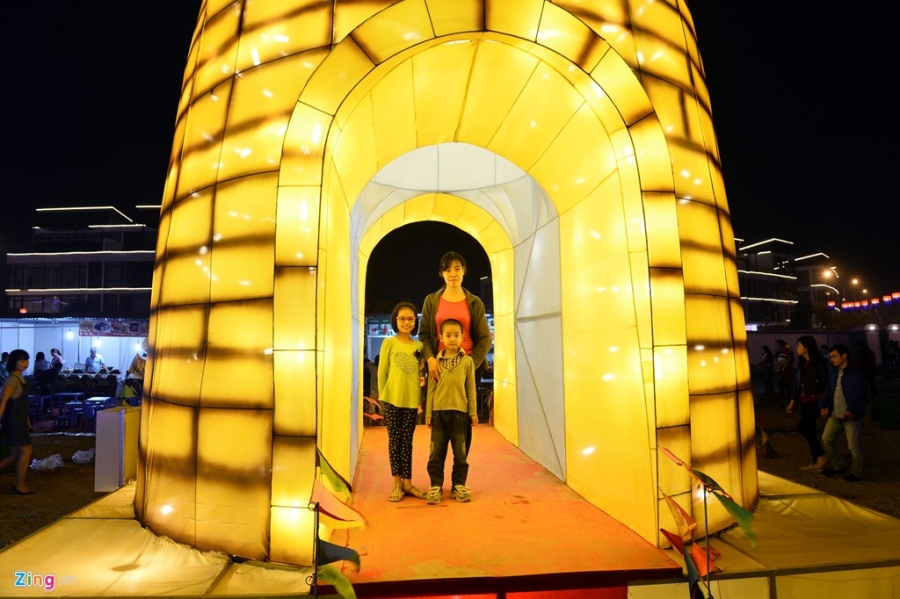 Nghin nguoi do ve khu vuon den long khong lo o Ha Noi hinh anh 10