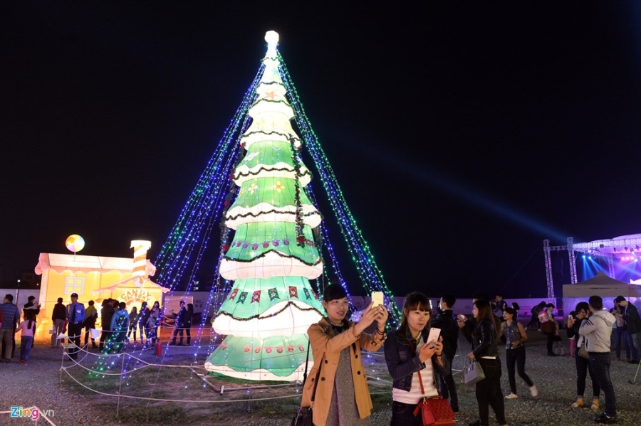 Nghin nguoi do ve khu vuon den long khong lo o Ha Noi hinh anh 11