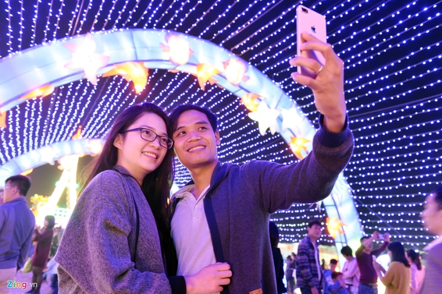 Nghin nguoi do ve khu vuon den long khong lo o Ha Noi hinh anh 18