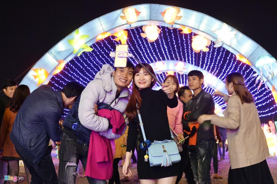 Nghin nguoi do ve khu vuon den long khong lo o Ha Noi hinh anh 19
